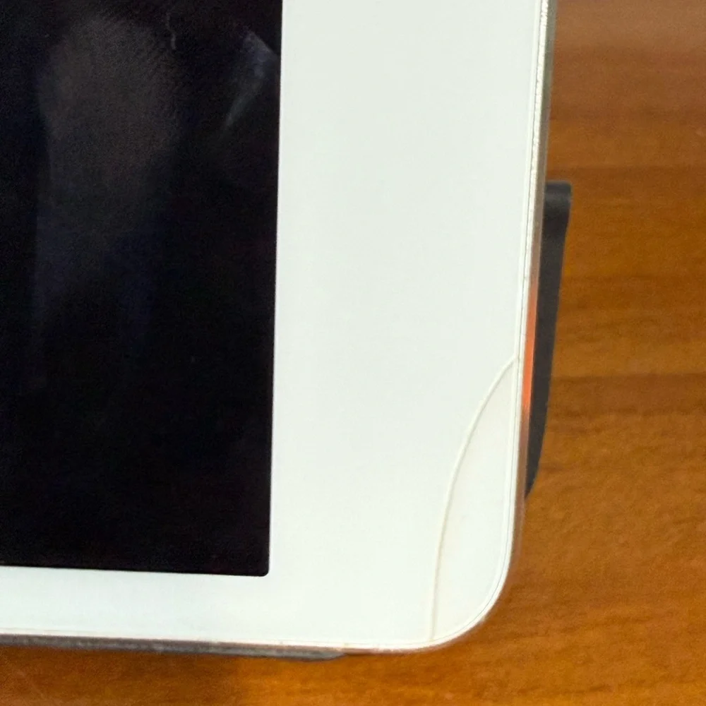 Pre-owned Apple iPad Mini 4th gen - White - Smart Cover included!